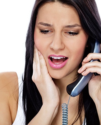 Woman calling her emergency dentist in Federal Way about a toothache